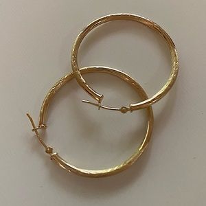 Gorgeous 10k gold etched 1.5” hoops